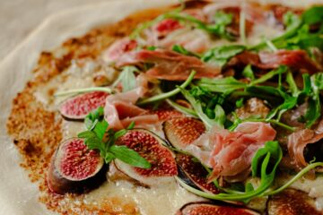 Pizza figue, gorgonzola, jambon cru, roquette