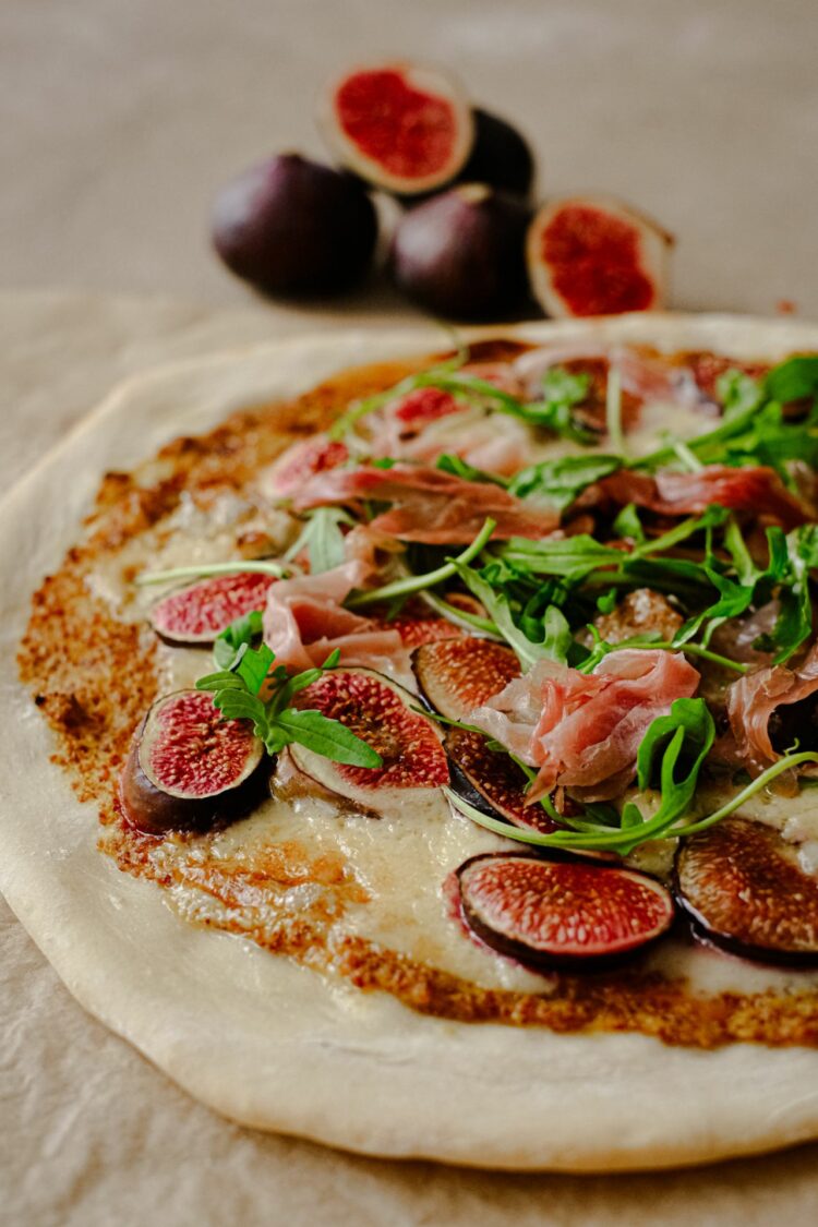 Pizza figue, gorgonzola, jambon cru, roquette