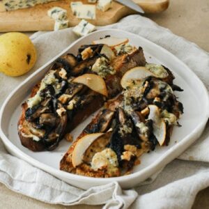 Tartine à la Fourme d'Ambert, champignons, poire et noix