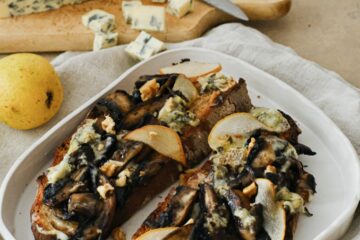 Tartine à la Fourme d'Ambert, champignons, poire et noix