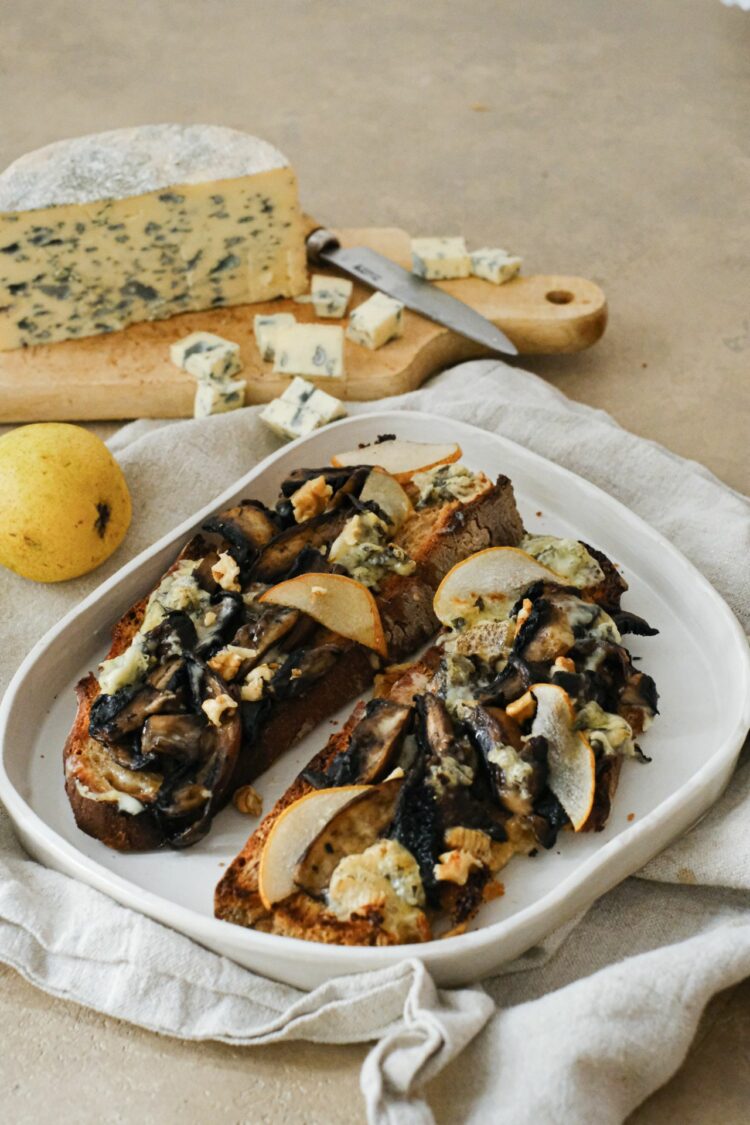 Tartine à la Fourme d'Ambert, champignons, poire et noix