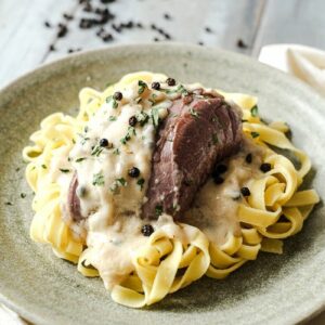 Pavé de biche sauce au poivre