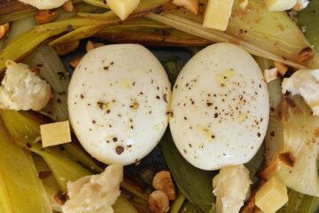 Nid de poireaux rôtis oeufs et fromages