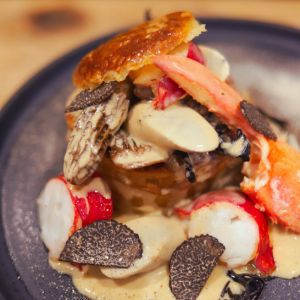 Vol-au-vent au homard, volaille et champignons comme un chef