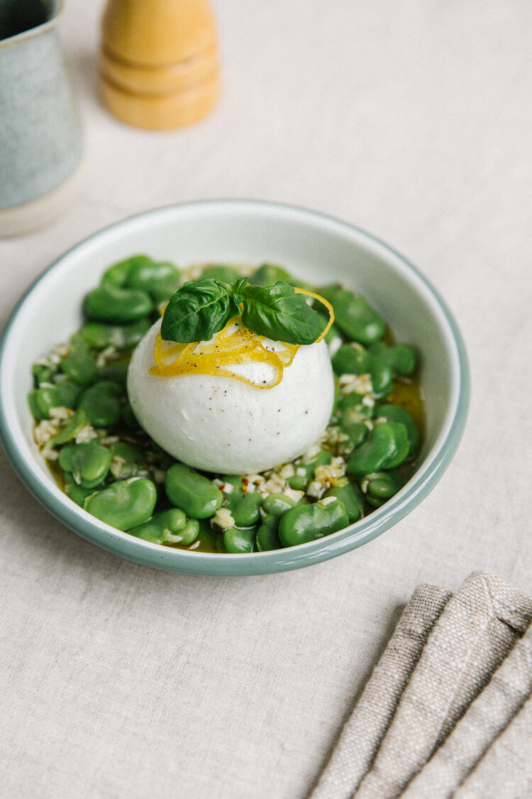 Burrata au lait de bufflone et fèves fraîches