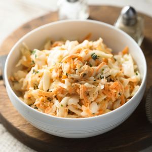 C'est quoi le coleslaw ? Tout savoir sur cette salade croquante !