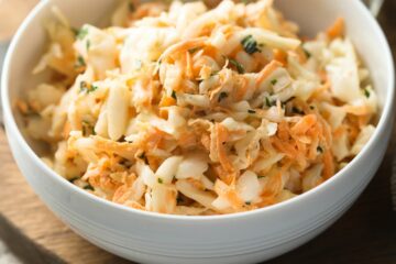 C'est quoi le coleslaw ? Tout savoir sur cette salade croquante !