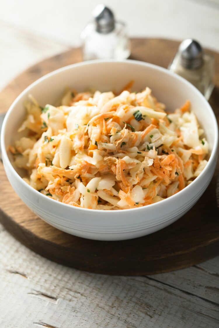 C'est quoi le coleslaw ? Tout savoir sur cette salade croquante !