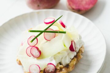 Gaufre salée printanière : quand la Lily Rose rencontre la fraîcheur du chèvre