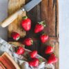 Ne jetez plus vos queues de fraises, voici comment les utiliser ! Nos astuces anti-gaspi