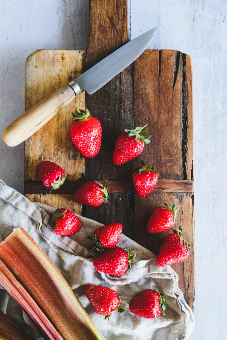 Ne jetez plus vos queues de fraises, voici comment les utiliser ! Nos astuces anti-gaspi