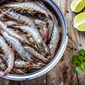 Brochettes de gambas marinées au coulis de tomates