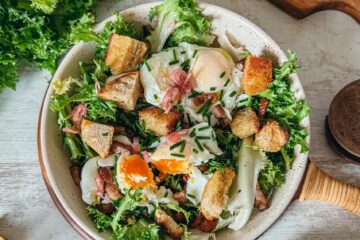 Salade lyonnaise, une recette de terroir