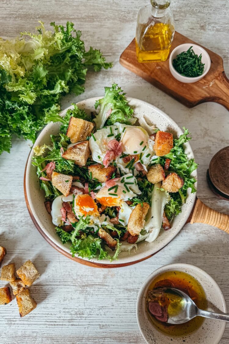 Salade lyonnaise, une recette de terroir