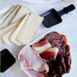 Quelle charcuterie pour une raclette ? Le guide pour un festin assuré