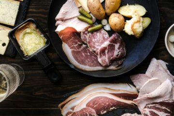 Quelle charcuterie pour une raclette ? Le guide pour un festin assuré