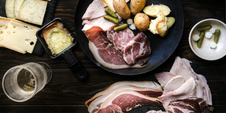 Quelle charcuterie pour une raclette ? Le guide pour un festin assuré