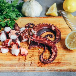 Poulpe au barbecue : les astuces pour le rendre tendre et grillé