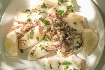 Encornets en persillade à la plancha : le goût de la mer en un clin d'œil