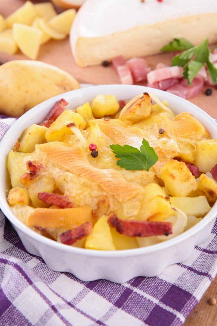 La tartiflette au saumon fumé est une variante originale de la recette savoyarde au reblochon. Un gratin fondant et généreux 😋